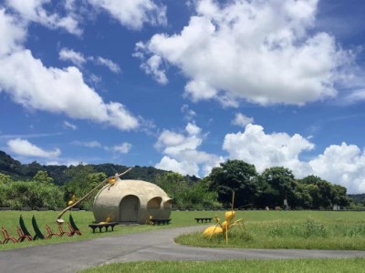 園區結合原住民藝術家裝置藝術，一為『蟻窩』、另一為『漂書窩』