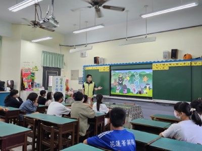 6月9日中原國小誠信品格教育，由花蓮林區管理處政風室主任盧韋宏開場。