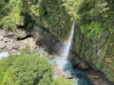 富源從龍吟吊橋上可俯瞰龍吟瀑布，金色的陽光灑在瀑布上，變化出夢幻般的七色彩虹