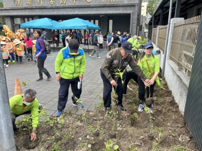 林業及自然保育署花蓮分署6日在新城鄉康樂村活動中心舉辧贈苗及植樹活動，吸引近百人參加。