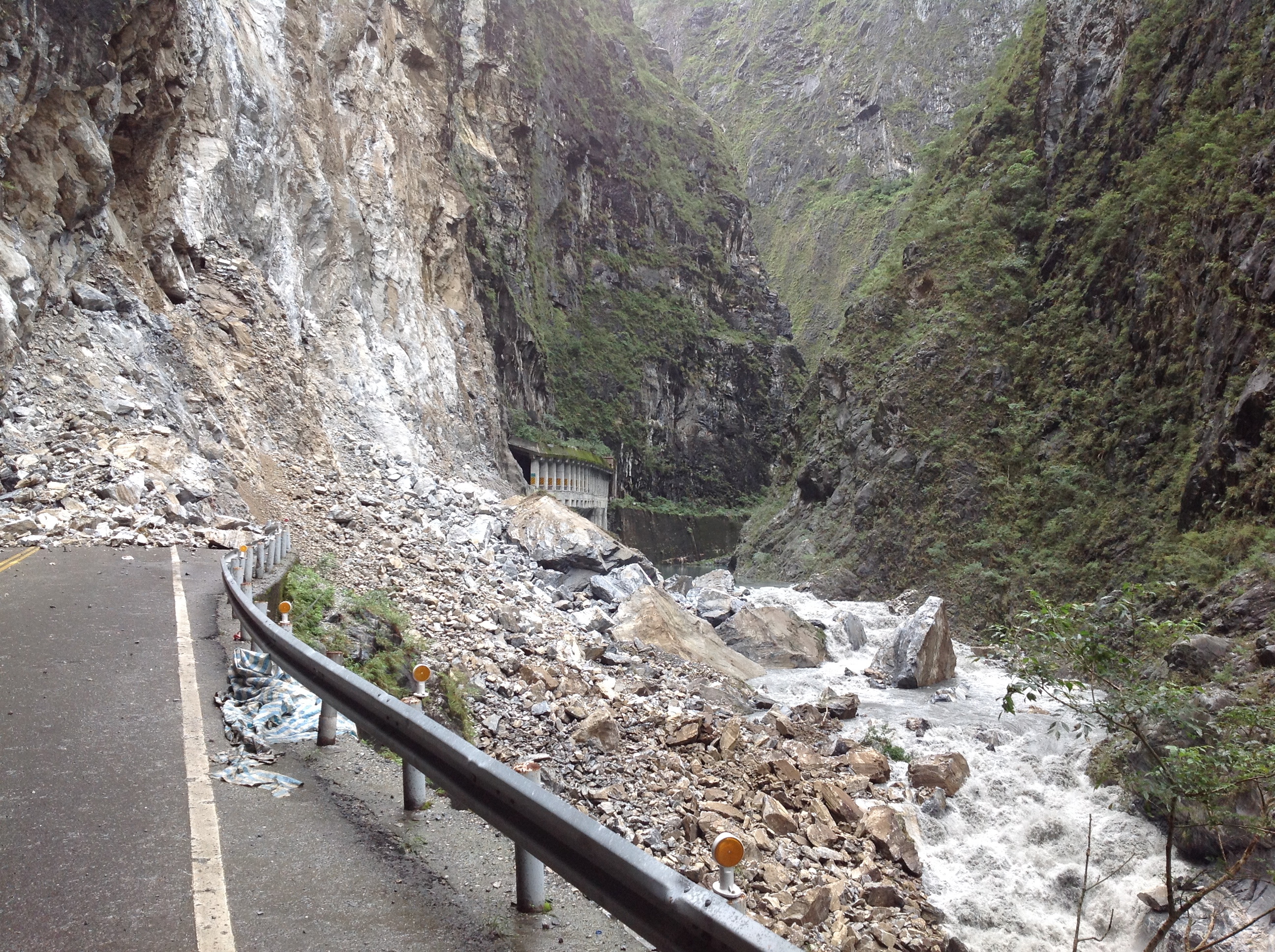 中橫公路也曾遭坍塌落石中斷。(圖/花蓮林務局)