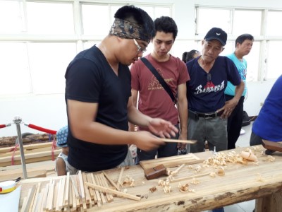 學員示範刨削木材