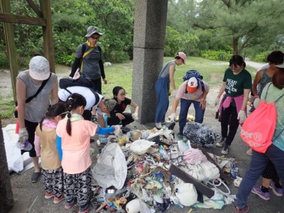 透過講師說明並依照臺灣國際淨灘行動紀錄表將廢棄物分類、秤重並紀錄。