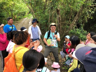 講師帶領民眾學習鳥類辨識及簡易紀錄