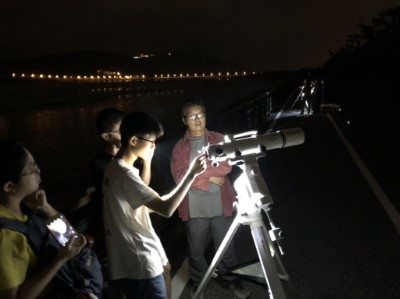 1021觀星-學員介紹觀星器材並觀看月球