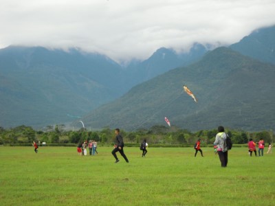 「樂齡森活˙保育起飛」活動現場，老中青一起開懷放飛風箏。
