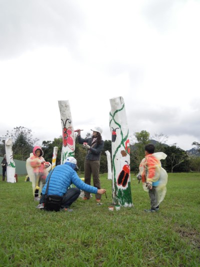 「生命寶樹」更新活動吸引許多家長帶著小朋友一起動手彩繪。