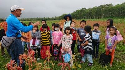 照片1-花蓮林區管理處為大進國小師生舉辦食農教育活動認識紅藜