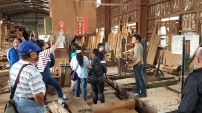 花農森林科主任謝仁壽帶領木工技能培訓班學員參訪製材廠