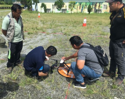 台灣無人機應用發展協會教官指導林管處同仁更換無人機電池