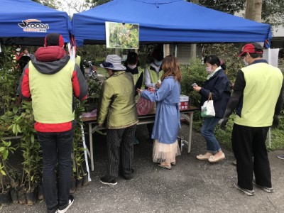 南華工作站趁著9點開始贈苗以前，先宣導台灣獼猴危害農作物之防治與管理