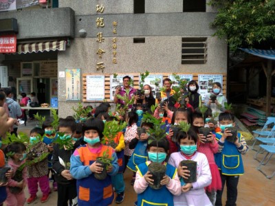 景美國小學生在老師帶領下前往新城工作站領取樹苗，期望將生態保育的理念向下扎根。