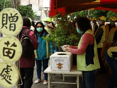 林管處贈苗活動吸引近300人次民眾共襄盛舉，所得發票將全數捐贈給花蓮地區社福團體。