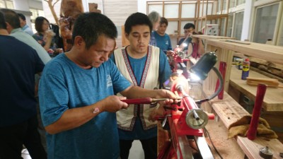 加灣部落族人學習製筆