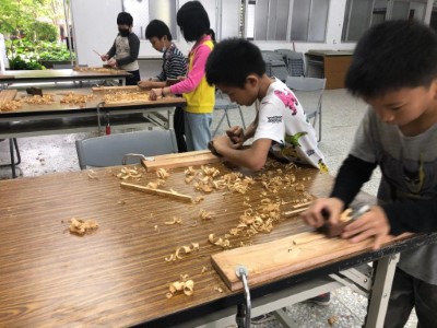 孩童於木工教室專注製作手工筷