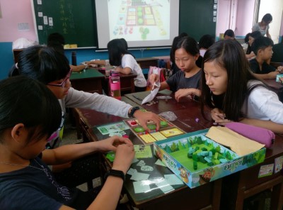 國小學童認真投入遊戲情境