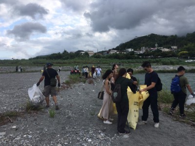 花蓮林區管理處、靜浦社區發展協會、靜浦水守隊一同參與淨灘。