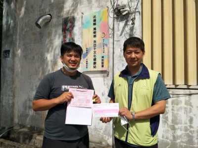 花蓮林區管理處萬榮站主任楊國祥(右)代表捐款給支亞干文健站