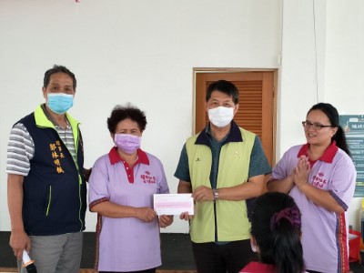 花蓮林區管理處萬榮站主任楊國祥(右二)代表捐款給摩里沙卡文健站-1