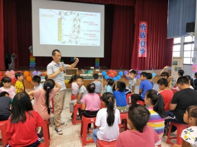 呂坤旺(中間站立者)以校園宣導向學生介紹蜜蜂生態。