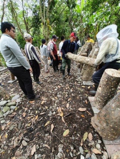 呂坤旺(右4戴紅黑帽者)協助部落銀髮族長者建置段木香菇場。