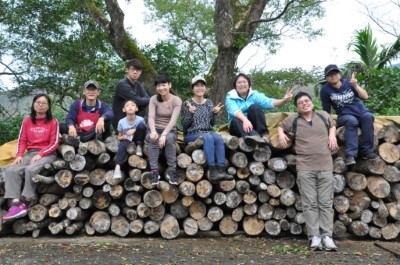 呂坤旺(左2)與課室同仁第一次種植段木香菇的合照紀念。