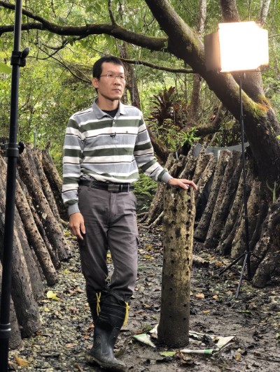 呂坤旺接受公私有林紀錄片拍攝