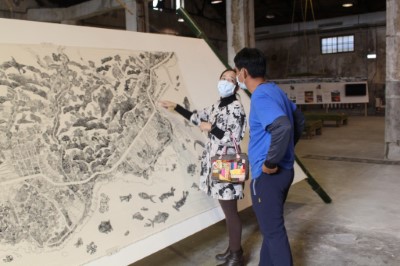 原創手繪地圖長293公分、高158公分，由部落老人家及小孩集體創作，藝術家再以版畫轉繪部落產業的分布及生態資源特色。