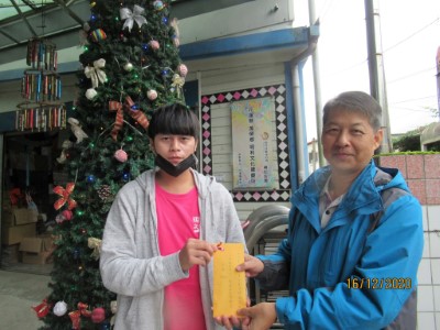 由花蓮林區管理處萬榮工作站主任楊國祥(右一)代表捐款給明利文健站