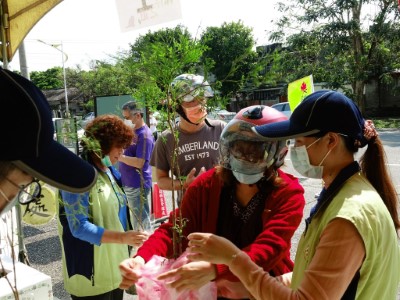 花蓮林管處贈苗活動12日在處本部大門口辦理，民眾一早就來排隊。
