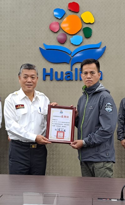 花蓮林區管理處森林護管員蔡鴻振(右)接受消防局表揚