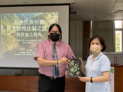 張惠東助理教授(左)與花蓮林區管理處秘書黃碧雲合影