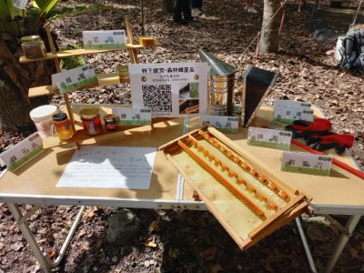 林下經濟養蜂攤位展示照