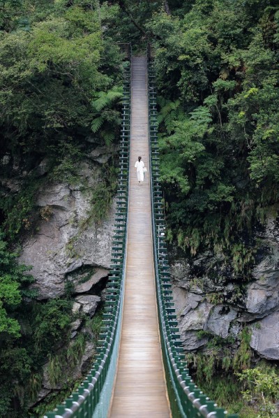 新龍吟吊橋，為垂懸式吊橋，全長156公尺，高懸富源溪谷，非常壯觀(雪羊拍攝)