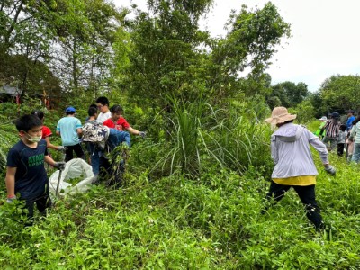 林業保育署花蓮分署萬榮工作站與大興國小全校師生及社區民眾一同移除小花蔓澤蘭。
