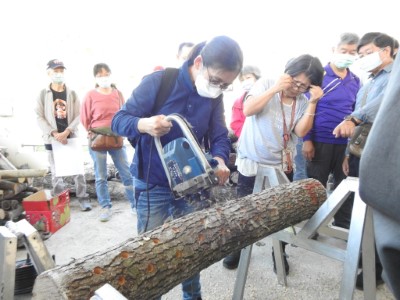 花蓮分署在南華林業園區舉辦培植段木香菇與黑木耳的體驗活動，參與學員正在體驗鑽孔。