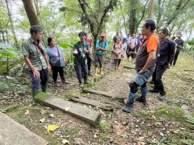 講師帶領部落學員討論步道環境問題