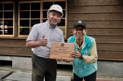 林業保育署花蓮分署長黃群策(左)頒狀感謝古永宏捐贈林場古物一批。