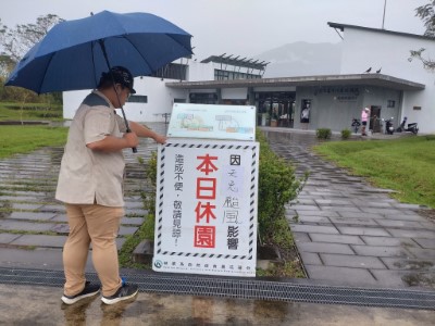 颱風來襲前，大農大富平地森林園區開始防颱整備。