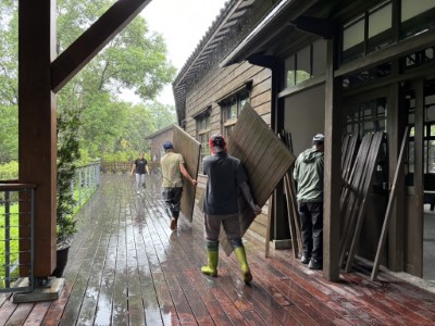 颱風來襲前，大農大富平地森林園區開始防颱整備。