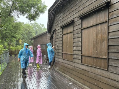 颱風來襲前，大農大富平地森林園區開始防颱整備。