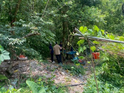 21日晚間巡護隊員遭遇黑熊現場，圖中菜園是黑熊掠食犬隻以及與持槍護管員對視的地點