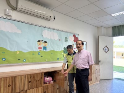 國產柳杉書包櫃的五金配件採用緩衝設計，避免小朋友關門時發出碰撞聲