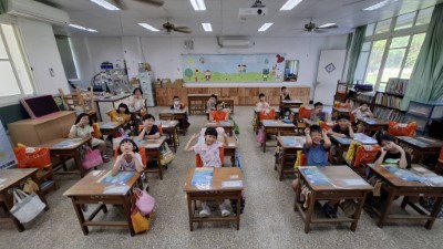 東華附小小朋友開心使用國產柳杉書包櫃