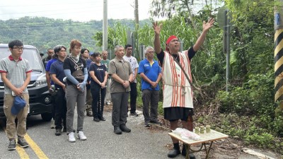 總頭目進行祈福儀式