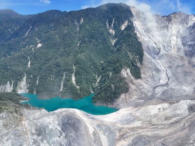 萬榮鄉馬太鞍溪上游國有林地發生大規模崩塌，導致土石阻塞河道形成堰塞湖。
