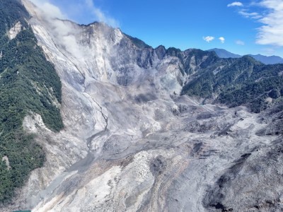 萬榮鄉馬太鞍溪上游國有林地發生大規模崩塌，導致土石阻塞河道形成堰塞湖。
