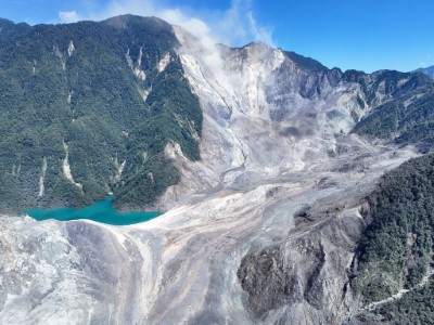 萬榮鄉馬太鞍溪上游國有林地發生大規模崩塌，導致土石阻塞河道形成堰塞湖。