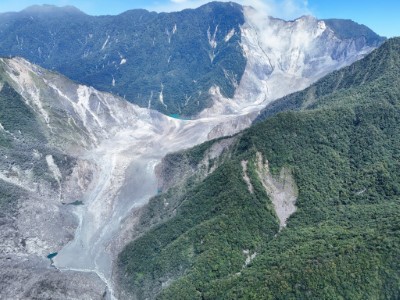 萬榮鄉馬太鞍溪上游國有林地發生大規模崩塌，導致土石阻塞河道形成堰塞湖。