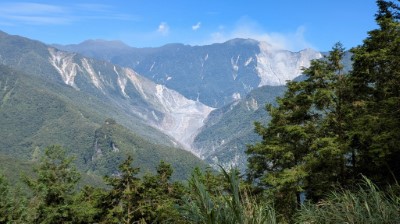 萬榮鄉馬太鞍溪上游國有林地發生大規模崩塌，導致土石阻塞河道形成堰塞湖。